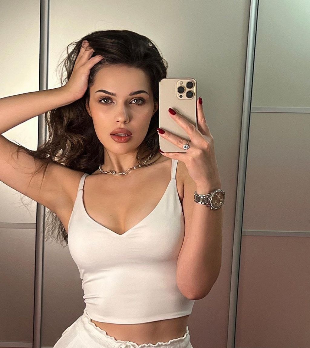 Ксюша привлекальеная девушка из Саратова цена от 3000 руб